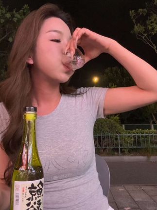 如果你也经常一个人,那么,坐下来喝一杯再走吧#酒蒙子的日常 #喝酒 #微醺时刻 #酒 #鲸裕清酒