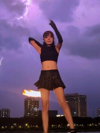无法改变现状 那就享受当下吧#夜景 #南宁火秀 #玩火小师妹