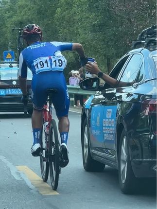 🚴💦高温狂飙,补水战神已就位! 💥评论区晒出你的赛事补水名场面!#中国体育彩票#环鄱阳湖国际自行车大赛 #中国建设银行杯 #跟着环鄱游江西 #环鄱骑游追踪计