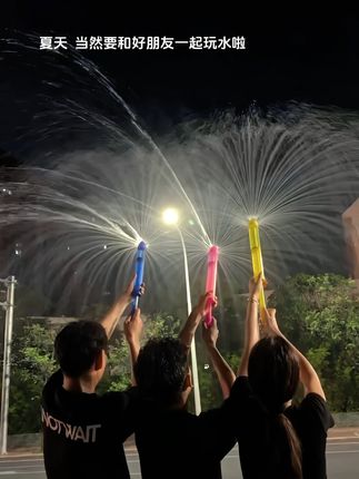 幸福就是夏天和朋友一起玩水枪烟花#水枪 #清凉一夏 #烟花水枪 #水枪大战 #无限回购的宝藏单品
