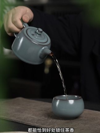 井栏壶•承古之形 以古井水栏为形,壶身线条利落如栏,圈足沉稳似井台,一把壶藏着中式生活的质朴与规整。 #井栏壶 #铁胎汝窑 #功夫茶壶 #泡茶神器