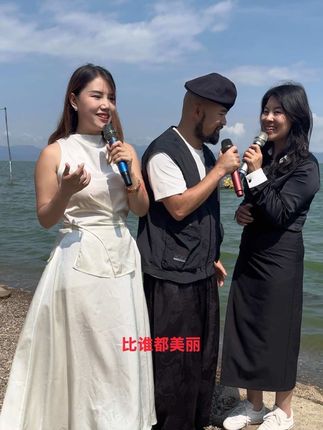 是谁说我们三个扯皮的,我们好着呢#户外唱歌 #草原歌曲分享 #我要上热门🔥 #真人真唱 @胡子 @飞飞 @梦山🎶田