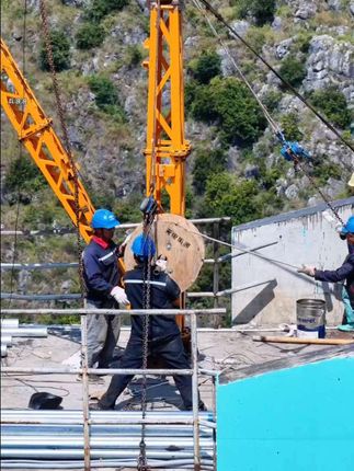 世界第一高桥动臂塔吊已经拆除完毕,mini吊人工拆除,#基建狂魔 #世界第一高桥 #超级工程
