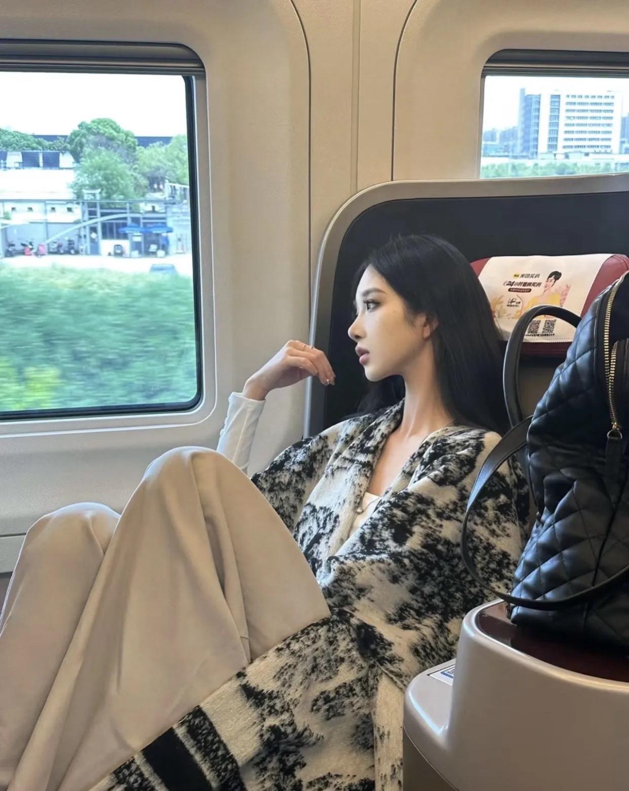 #穿搭分享 !#每日推荐 这个冬天来了给你闺蜜安排一条水墨画披肩吧😄😄😄链接已挂上