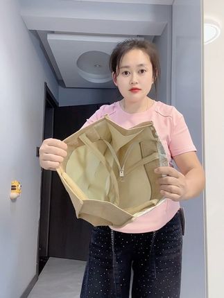 这个价就能到手一个大容量手提包,背着出门实用又好看,外出游玩装东西或者当个妈咪包都很合适#百搭包包 #手提包 #大容量 #包包 #出门必备