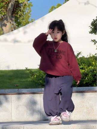 累的时候 就看看自己的孩子 不要觉得自己一事无成 一无所有 她是你付出一切后得到最棒的收获 乱七八糟的生活总会被孩子缓缓的治愈 如果你的情绪不能够用语言表达出来 那就多看看自己的孩子 她是你的光 是你的软肋 是你治愈所有负面情绪的良药 #情感共鸣 #当妈妈后 #生女儿就是用来打扮的 #萌娃穿搭 #高品质童装