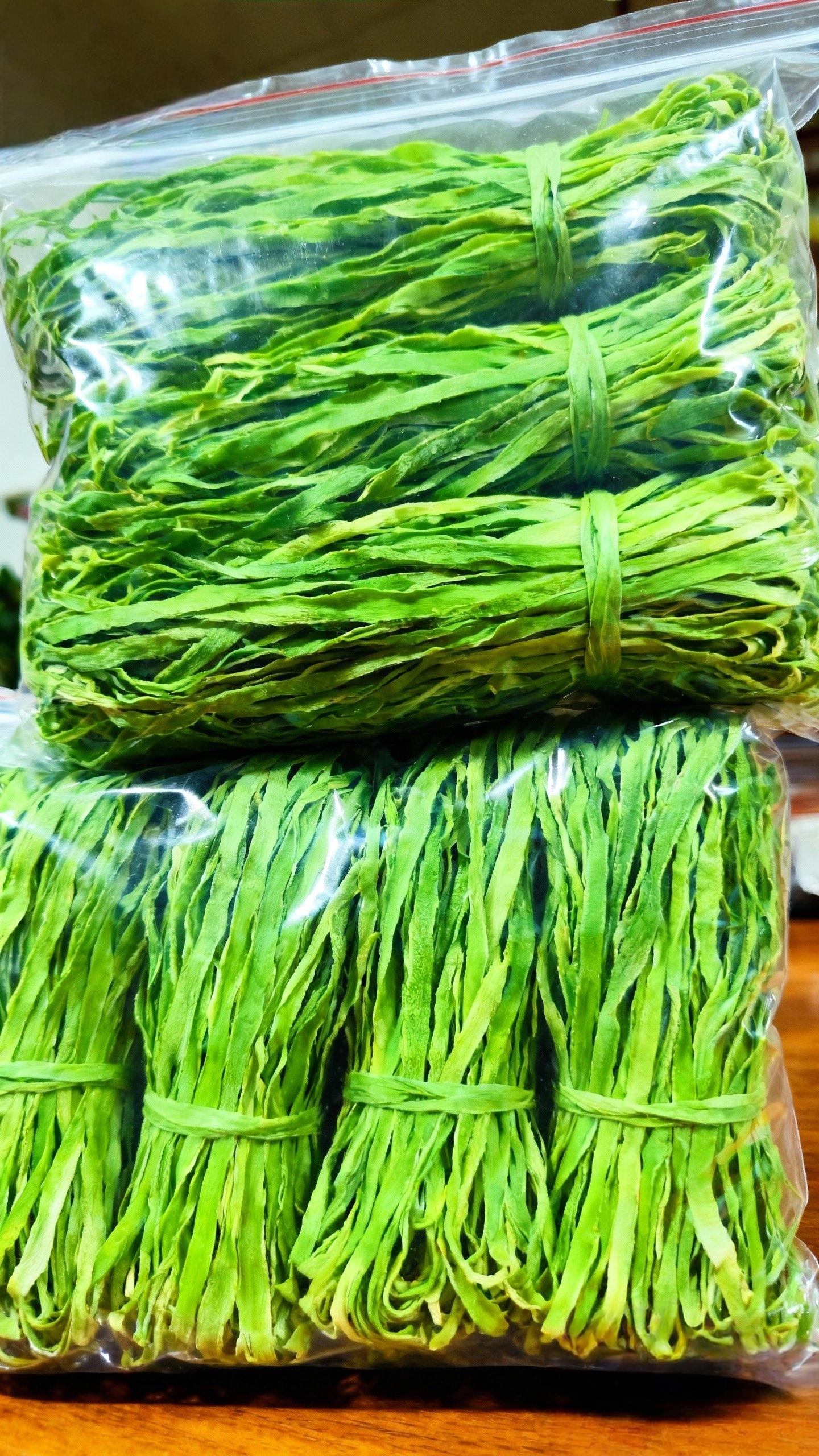 家人们,这个农家贡菜干自然凉晒的,脆嫩爽口,侠法簡単逐美味!ーロ下去厚崩脆,一把就可以泡发出一大碗!凉拌,涮火锅!炒肉都非常好吃,嘎蹦嘎蹦脆!真的不错哦!贡菜哇又便宜又好吃#下饭神器#妈呀太香了#开胃菜