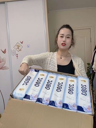 家里的纸用完了,来看看这个超大箱的悬挂抽纸!它采用挂抽设计,方便又卫生,纸张柔软亲肤,而且还是干湿两用的,打湿后像小毛巾一样。非常适合家庭使用