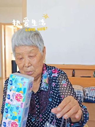 #子溪爱生活 ~陪阿尔滋海默症妈妈开心快乐每一天!#纸巾#餐巾纸#手帕纸#维达手帕纸