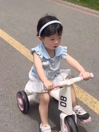#创作灵感 遛娃神器就它了不肯上幼儿园,只能费点妈每天陪她玩咯 在dy买了个芭奇豆的小三轮车每天给她出门放电,小车车质量真不错。价格还不辉#遛娃日常 #风一样的女孩#儿童三轮车#儿童平衡车@DOU+上热门 @创作灵感小助手