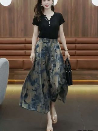 半身裙显瘦高腰夏季碎花时尚百搭春夏印花百褶大摆A字#半身裙 #夏季穿搭#洋气减龄 #面料柔软舒适 #时尚穿搭