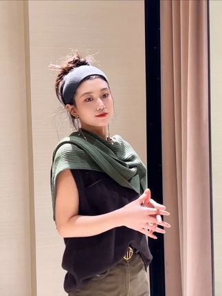 AMASS/深松绿羊绒披肩,是降温时的「软铠甲」。细腻针织纹理藏着暖意,披在大衣外,或搭在毛衣肩头,冷冽里透出沉稳的温柔,让基础款穿搭瞬间有了质感。#打工人周末 #分享穿搭 #自信的女人最美丽 #氛围穿搭 #无袖上衣