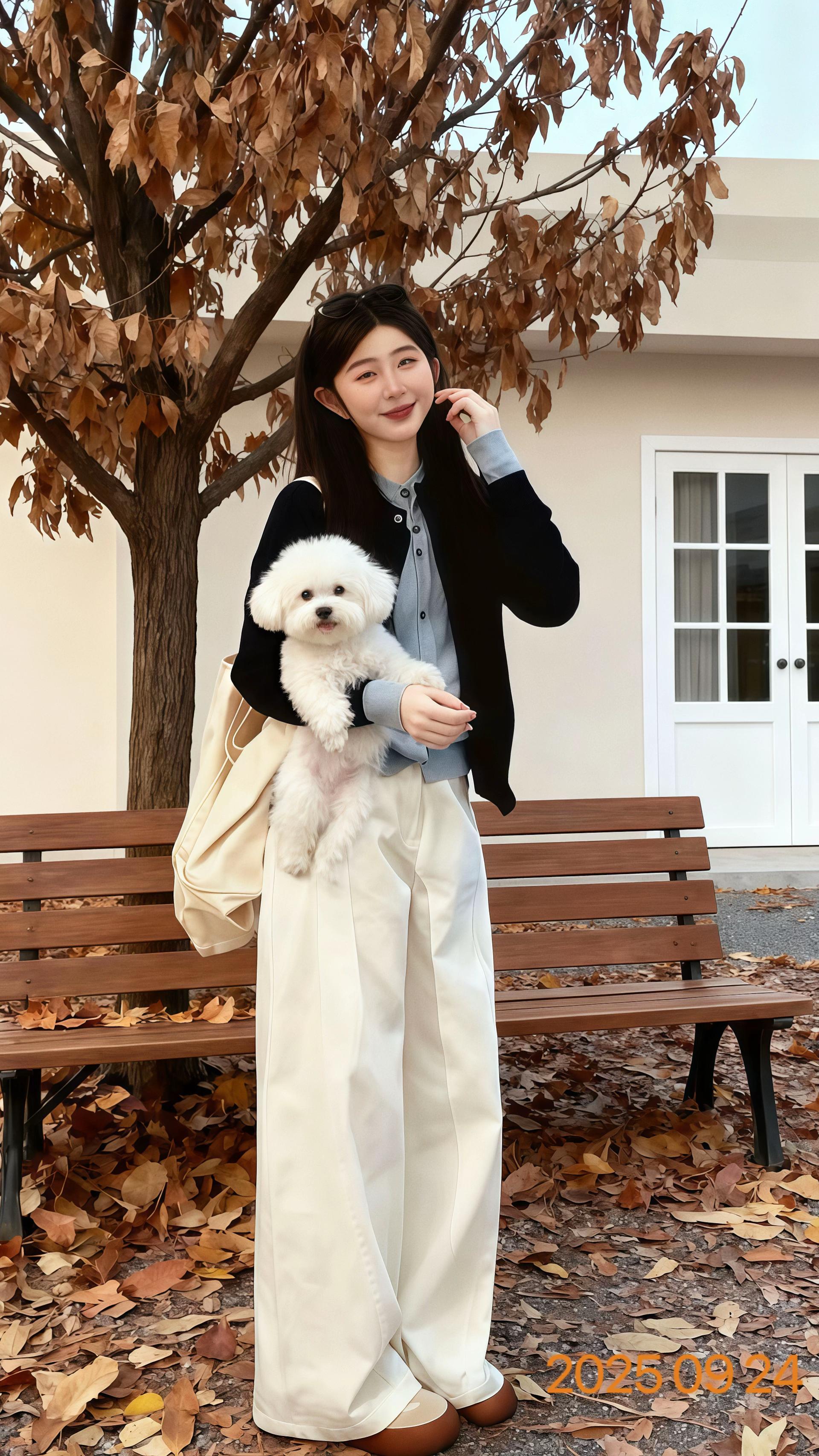 “秋日温柔感穿搭怎么搭?这套‘韩系松弛感套装’必须冲!黑灰撞色针织开衫叠穿浅灰衬衫,层次高级又显温柔;米白色阔腿裤垂感绝绝子,秒变腿精还能藏肉。搭配奶茶色厚底鞋,舒适又增高,再挎上奶杏色大包,随性又时髦~ 面料软糯亲肤,秋天单穿、叠穿都适配,不管是遛弯、约会还是通勤,都能穿出慵懒高级感。抱上可爱的小狗狗,氛围感直接拉满!现在入手,让你在这个秋天美得毫不费力,成为街头的温柔系穿搭模板~” #秋日韩系温柔穿搭 #松弛感穿搭公式 #阔腿裤显瘦穿搭 #宠物友好穿搭 #早秋叠穿灵感