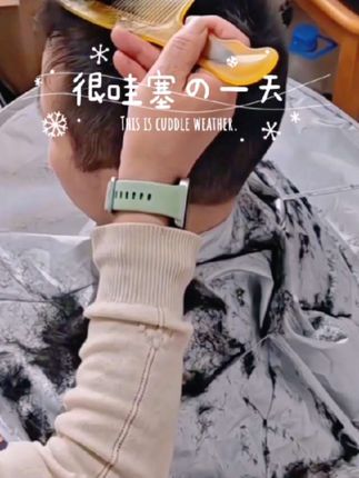 在家剪头发,这个理发围布斗篷一定要准备,它是不粘毛发的,而且还是加厚款,围起来舒适。#理发围布斗篷 #宝宝理发 #今日分享 #日常分享 #理发围布@DOU+小助手
