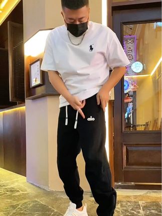 衣柜里秋装一定少不了的,王炸战马短袖 搭配立体剪裁束脚休闲裤 #ootd穿搭 #品质男装 #短袖t恤 #百搭裤子 #穿出高级感