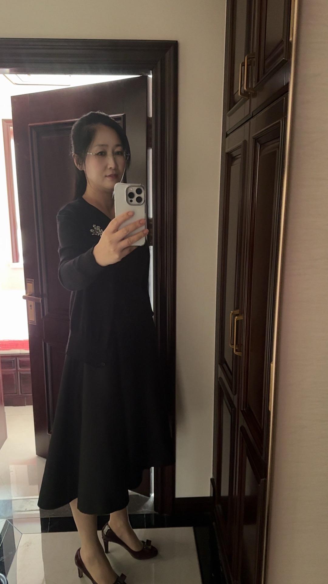 今天回原单位办个业务,偶遇了一起战斗过的老同事,又看到了充满活力的新面孔,不禁回忆起当年的自己,看看上班时的表情,其实上班的心情和上坟是一样一样的呀哈哈哈哈哈😂#记录这一刻