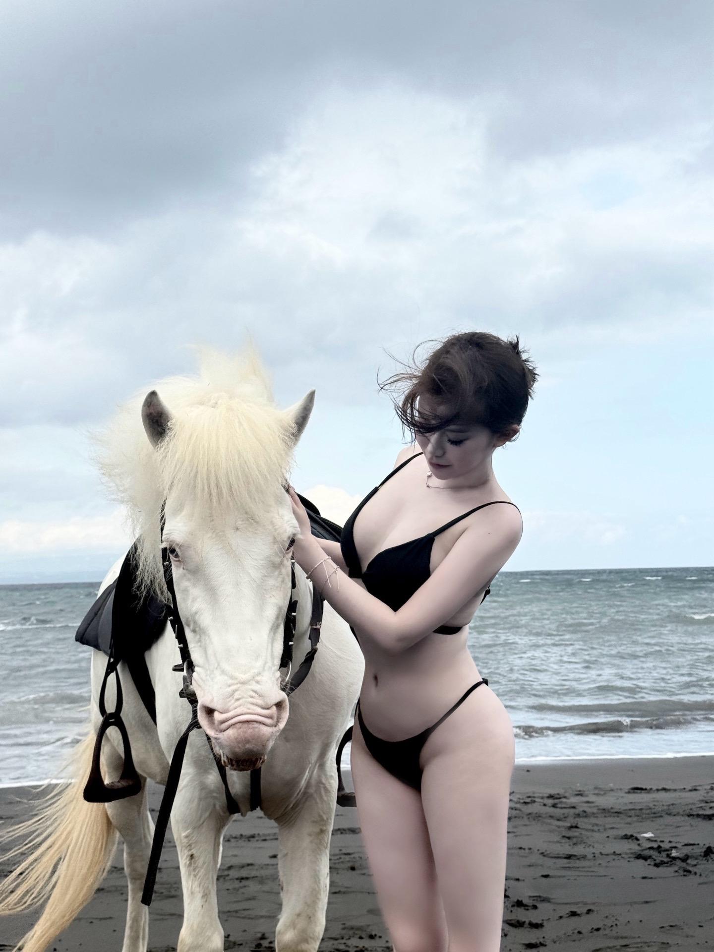 少女向往的是风与自由#黑沙滩 #骑马