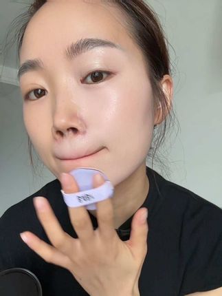 babi气垫 谁能拒绝得了啊 太好用了!#防水防汗不脱妆 #无限回购的宝藏单品#babi气垫 #底妆 这个气垫真的巨好用,遮瑕效果很好,可以轻松遮住脸上的瑕疵,而且它很轻薄,上脸没有任何负担感,无论是干皮还是油皮都能放心使用