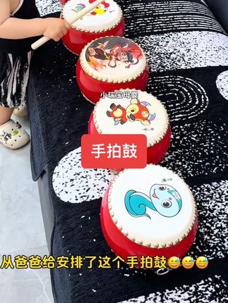 还得是爸爸啊,给儿子安排了个#手拍鼓,敲的可起劲了,能锻炼手部力量,还能促进视觉听觉、触觉发展,锻炼宝宝的反应能力#母婴好物#早教益智 #自己玩的不亦乐乎#一起学打鼓