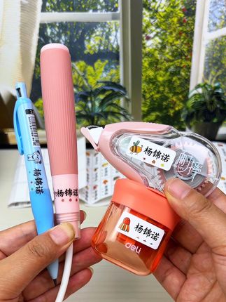#开学必备 的姓名贴,贴水杯、贴课本、贴文具,再也不用担心孩子东西拿错弄丢了,卡通图案孩子很喜欢#姓名贴 #名字贴 #入园准备