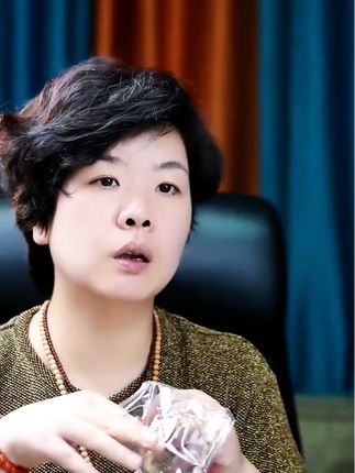 成功之石: 在国际上,绿松石被誉为“成功之石”,被认为能帮助佩戴者在事业和竞争中取得胜利,带来好运和机遇。 · 护身之石: 这是其最古老的寓意之一。在许多文化中,它都被视为强大的护身符。 · 北美原住民文化: 他们认为绿松石是天空与水的神圣结合,佩戴它可以祈求神灵的庇护,避免邪灵侵害,保佑旅途平安。 · 西藏文化: 绿松石是藏传佛教“七宝”之一,几乎每个藏民都拥有绿松石饰品,认为它可以带来健康、吉祥和一生的好运。 · 波斯(伊朗)文化: 古人相信佩戴绿松石可以保护自己免受意外伤害,如果宝石颜色突然变淡,则预示着危险即将来临。@玩艺工匠 老张 @玩艺工匠