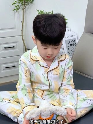 天凉了,这种长袖的家居服快给宝宝安排上!面料软软糯糯的亲肤又透气,这种韩系的上身简约又高级,男女宝颜色都有#儿童家居服 #儿童秋衣秋裤#面料柔软舒适#高品质童装 #宝宝睡衣 收起
