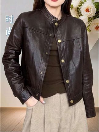 这件皮衣真的很好看,它是那种很高级的绵羊皮,上身特别柔软舒服,而且还是短款的版型,显高又显瘦,随便搭个牛仔裤或者小裙子都超好看,穿上它秒变辣妹。一点都不挑身材,胖瘦都能穿#简约大气 #高级感穿搭 #被秋日氛围感穿搭拿捏了#早秋高智感职场穿搭#早秋穿搭三分钟出门不是梦