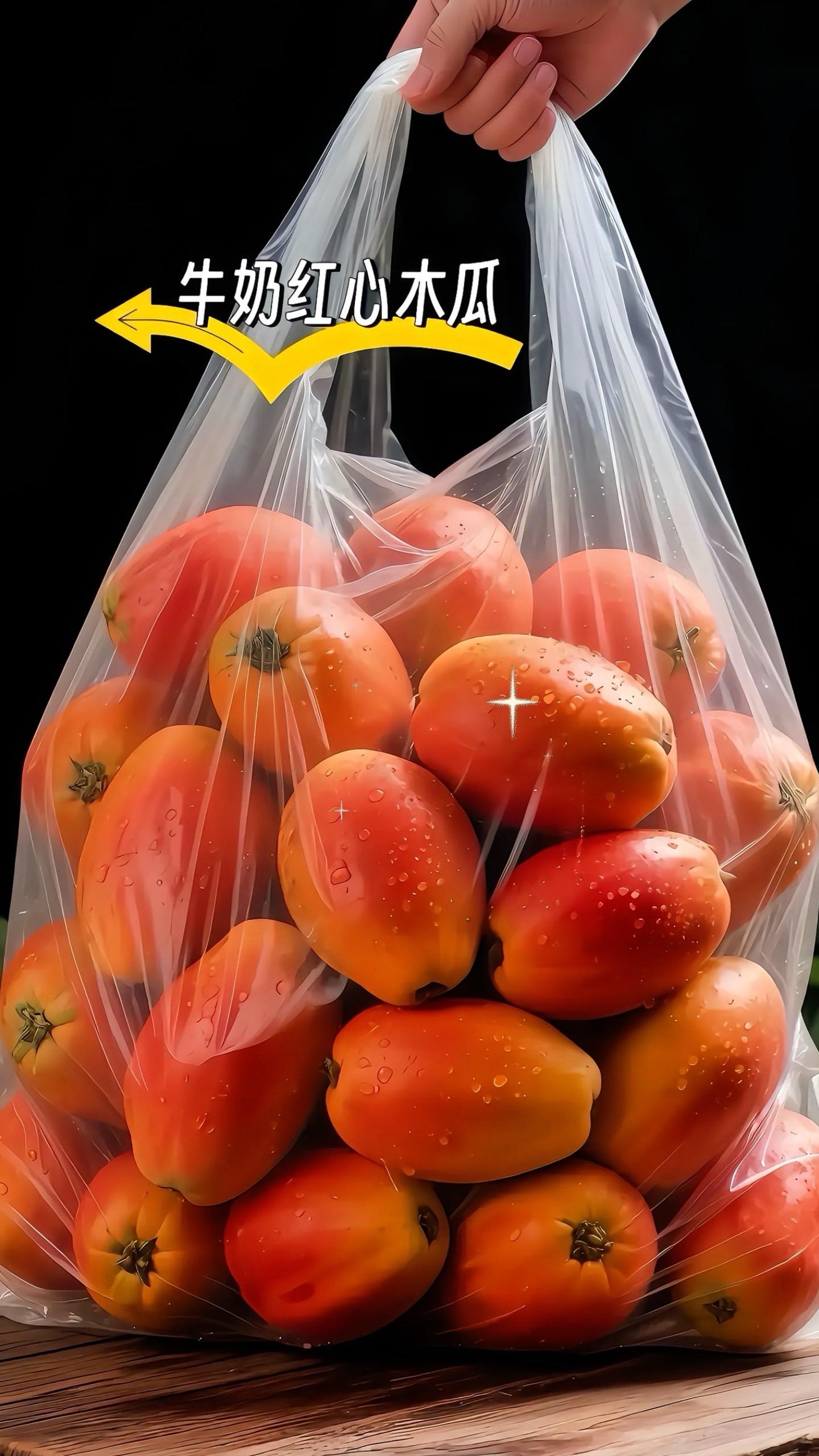 红心牛奶木瓜!! 新鲜甜蜜的红心牛奶木瓜~圆润饱满,轻轻剥开 果肉红到像自带滤镜🤩咬下去清甜如蜜还超 水润,自然奶香萦绕舌尖,连皮都薄到可以忽略! 轻咬一口,细腻软糯果肉在嘴里化开甜度恰到 好处,既不会甜得发腻,又能让每一个味蕾都沉浸 在甜蜜之中!还没吃过的一定要买来尝尝! #谁懂这一口的好吃程度 #红心木瓜 #牛奶木瓜 #木瓜 #舌尖上的美食