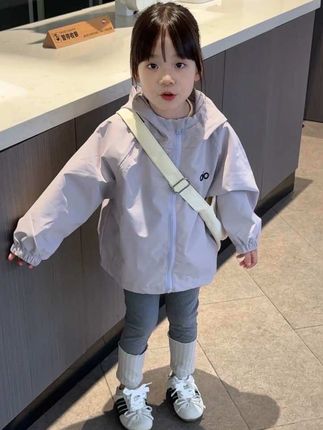 用春春养大的孩子 如今已经有了小大人的模样 原谅我的母爱滤镜 在我眼里你永远闪闪发光 即便生活被一地鸡毛填满 但依然觉得你值得 #我的女孩👧🏻 #高品质童装 #幼儿园穿搭 #女童套装