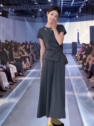 流行穿搭一整套 新款韩版简约短袖T恤 高腰半身裙两件套#气场全开 #又美又飒 #穿出自信穿出美丽做一个精致优雅的女人 #美不美你说了算 #气质女神