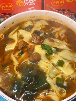 真的有大肉块的#麻辣鸡肉烩面 料包很丰富,面条劲道爽滑#烩面 以后想吃烩面就自己在家做,方便好吃 又美味!#百吃不厌 #分享家乡美食 #家乡特色