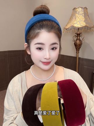 新款宽边丝绒发箍真的太适合秋冬穿搭了~#时尚单品 #美出新高度 #发箍的正确戴法 #发箍这样戴好美 #精致女人必备