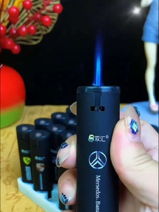 车标,圆柱金属磨砂直充防风蓝焰金属打火机。个性创意零售家用#每日分享 #抖音推广 #助手抖音 #打火机 #好物推荐🔥
