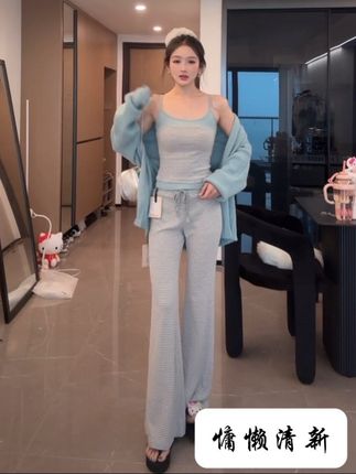 家人们谁懂啊!穿这套出门,主打一个“躺平式美丽”!背心和阔腿裤一穿,仿佛浑身写着“别管我,我要舒服死”,外搭开衫是“降温了?那我浅浅优雅一下”。主打一个懒癌患者也能美,舒服得像裹着云朵,好看得像从韩剧里走出来,别人问链接,你就说“从快乐星球批发的,主打一个轻松拿捏时尚”~#穿搭 #减龄穿搭分享 #好看的小姐姐 #秋装新款 #穿搭技巧