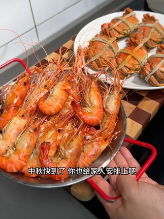 吃海鲜一定要试试盐焗的做法,吃的就是食材本身的鲜甜,想吃什么都一锅出了,实在是太方便了#盐焗螃蟹虾#盐焗罗氏虾#盐焗螃蟹#盐焗海鲜