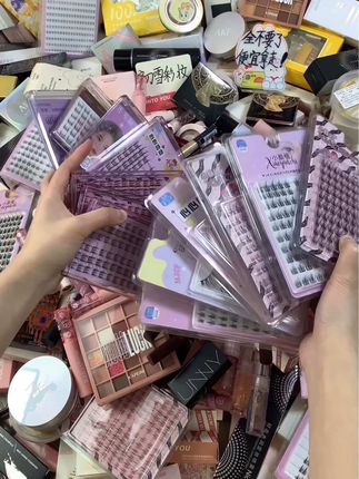来咯！赶快来吖～这里的化妆品也太多了吧，放不下了！ 早上7.30开始，各种化妆品都有。公主们 快快直接拿走！#平价彩妆 #唇泥 #唇釉#假睫毛#粉底液