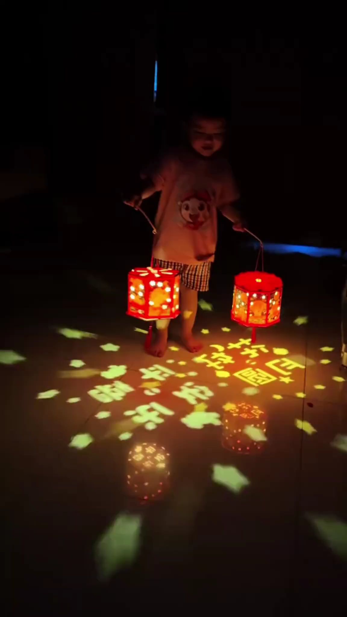 这个投影灯笼太赞了!氛围感直接拉满,中秋节还没给宝宝准备的赶紧安排哦 #灯笼 #手工diy