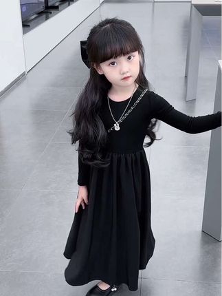 自带高级感的法式赫本风小黑裙~真的让人眼前一亮!!气质感拉满,出门就是人群中的焦点#早秋穿搭 #女童秋款连衣裙 #自带贵气感的赫本风小黑裙 #韩系穿搭 #生女儿就要这样穿