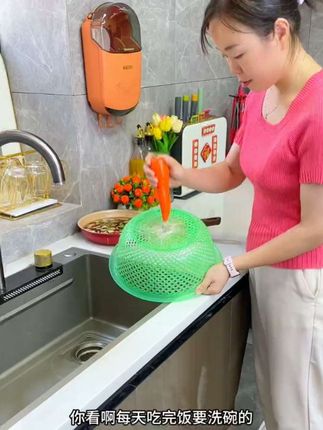 这款挂在水龙头上的一键倒垃圾沥水篮真的很实用!剩饭剩菜不再堵塞水槽了#厨房好物 #水槽沥水篮 #超便宜超划算 @DOU+上热门 @巨量千川