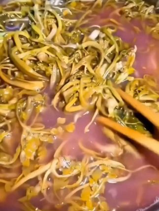 #上热门 贵州野芹菜酸菜,酸爽开胃又解油腻,喜欢的老乡赶紧安排起来#妈呀太香了 #农村野菜 #美味下饭菜 #贵州野芹菜酸