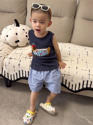 生个儿子吧 让干嘛不干嘛说啥啥不听 嗓子喊哑都没人理 不拿根棍子耳朵永远是摆设 一天打八百遍 还口口声声说爱你的感觉 简直太上头了#萌宝穿搭 #男童穿搭 #我的男孩 #萌娃穿搭