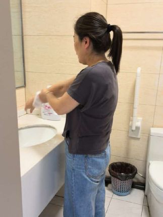 我们兄妹几个的细心照顾老妈很快就能回家了,大姐这段时间觉都没睡好起来把脸洗洗准备下去打饭,这个洗脸巾出门带着用真方便,吸水性又好有大有厚实还不掉毛絮。#洗脸巾