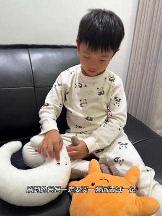 降温了,妈妈们是不是都在找有点厚度的保暖秋衣套装?这款#棉子幼 家的纯棉秋衣套装是我从去年开始就给我儿子穿的,100棉的a纯棉面料,软软糯糯的特别舒服,厚度适中,透气不闷,品质真的太好了,男女宝的款式都有,还没给孩子买秋衣套装的一定要试试这款!#儿童秋衣秋裤 #保暖套装 #纯棉秋衣秋裤 #宝妈推荐