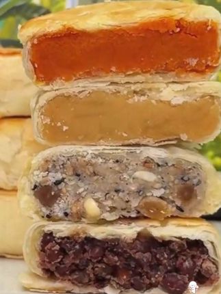 #黄庄月饼#手工 蛋黄酥皮月饼#外酥里嫩超好吃 #多种口味选择 #软糯香甜 #新鲜出炉