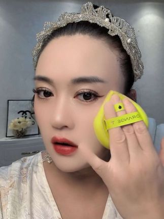 每天化妆被你们追问的粉扑来了,每次拍粉不卡粉不脱妆,多亏了这个大粉扑,鼻翼眼角,容易卡粉的地方都照顾到了!#粉扑 #粉扑推荐 #橙棠粉扑 #橙棠 #专业粉扑不吃粉
