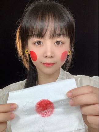 姐妹们这个定妆真的粉真的好用好用到,防水控油持久持妆,粉质细腻不卡粉,居然才19.9