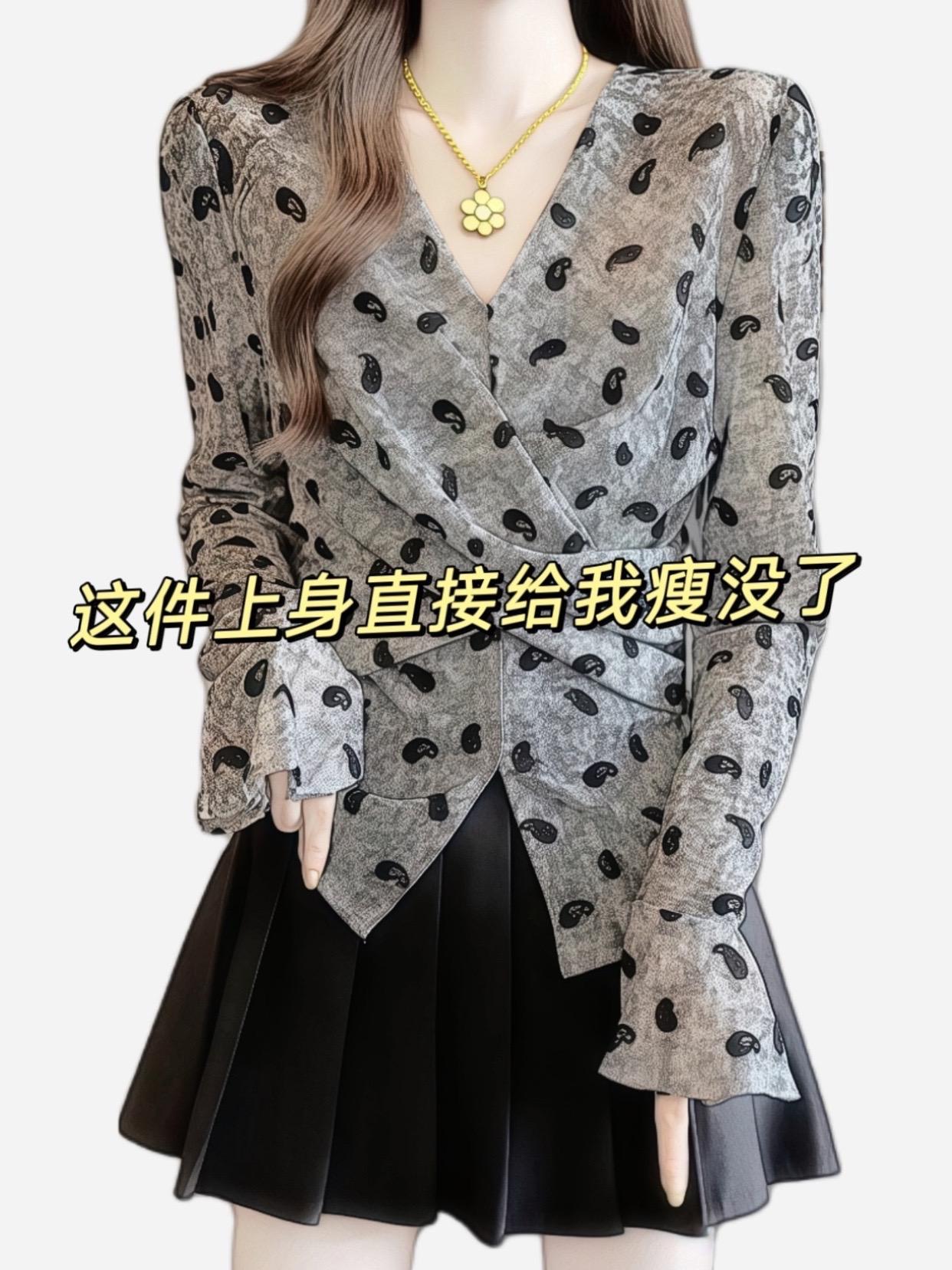 流光机能风本命上衣!交叉设计太戳人 小众款自带辨识度,完全不怕撞衫!交叉收腰+修身剪裁,藏肉效果拉满,大码姐妹穿也超显曲线~ 春秋穿利落又显高级,搭裤装飒爽、配裙装温柔,轻松拿捏日常显瘦穿搭! #显瘦穿搭 #大码女装 #穿搭 #流光机能风穿搭太有生命力了 #衬衫穿搭公式来了 @DOU+小助手