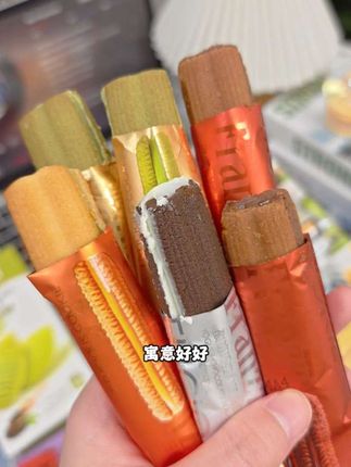 中秋团圆装就选它!把甜蜜装进月亮里 2.1斤的大分量,不管是全家围坐分着吃,还是给亲戚朋友带手信,都够体面够实在~打开礼盒的瞬间,首先扑过来的是混合着黄油香、抹茶香、巧克力香的复合香气,像走进了一家刚出炉的曲奇店!里面的曲奇每一块都做得特别精致:原味曲奇烤得金黄,边缘带着点焦脆,咬开是浓浓的奶香味,抹茶曲奇里加了足量的宇治抹茶粉,咬一口是抹茶的清苦混着黄油的甜,而且2.1斤的大分量,算下来每块曲奇才几毛钱,比外面买的散装曲奇还划算,#法丽兹曲奇#中秋送礼 #曲奇饼干 #多福多金礼盒 #中秋团圆