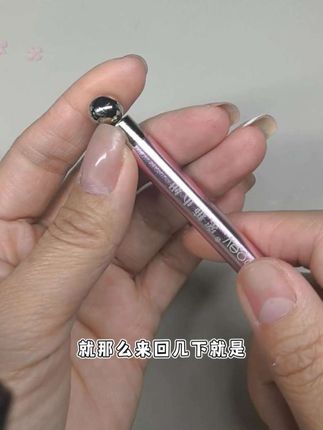@爱搓甲的李老师💅🏻 不用苦练手法,不用苦学技巧,新手也能吸出圆润的玻璃珠。猫眼用的就是这个新升级的双头磁铁,双头磁铁棒搭配小圆球磁铁,就那么来回几下就是。高亮的满光,再用圆球磁铁围着甲面绕几圈,一个圆润的自带光环的玻璃珠猫眼,轻松吸除有了它还怕吸不好猫眼吗?#自用好物分享 #美甲 #美甲磁铁棒 #好物推荐 🔥🔥🔥