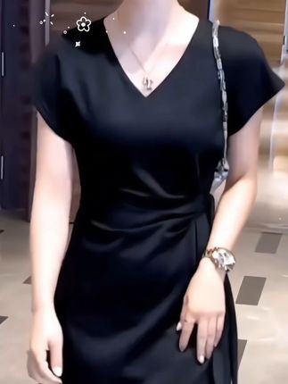 小个子法式#夏季穿搭 #引领时尚潮流 #显高显瘦 #高级感穿搭 #遮肉显瘦遮肉减龄 新款黑色修身梨形身材收腰长裙开叉连衣裙子女夏季